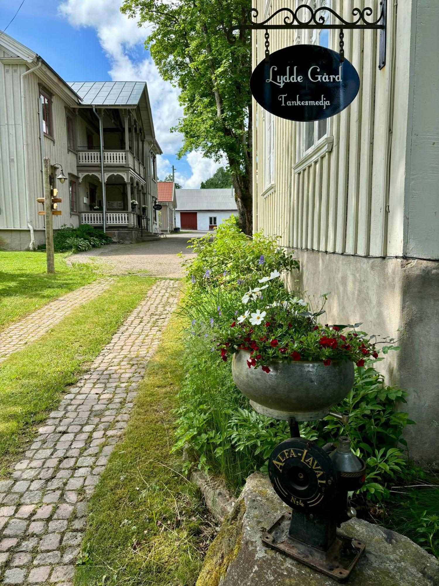 Отель Lydde Gard Kinna Экстерьер фото